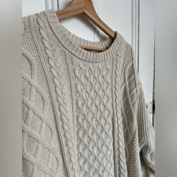 Gap Oversized Cable-Knit Sweater - Picture 4 of 7